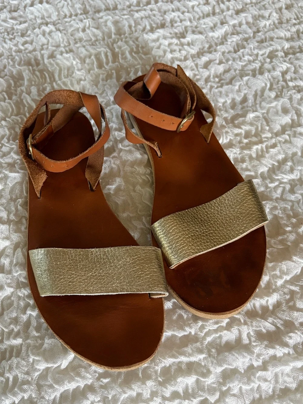Sseko size 8 Women's Metallic Gold and Brown Leather Strap Sandals
